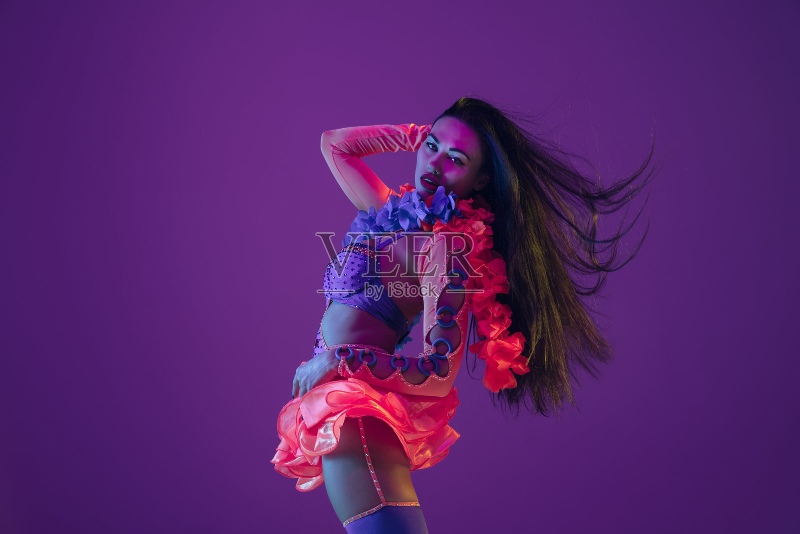 紫色霓虹灯背景上的夏威夷裔女模特照片摄影图片