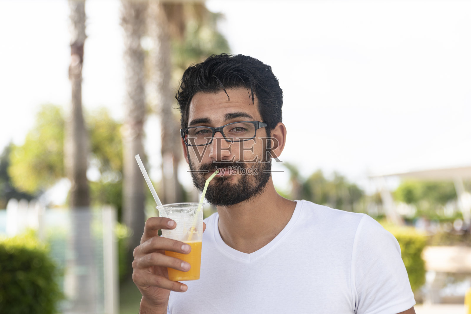 一个年轻人在度假中感到无聊照片摄影图片