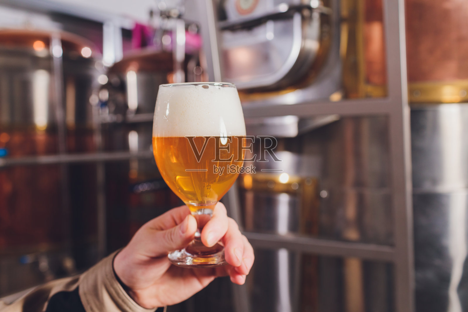 中年男人在啤酒厂检查精酿啤酒的质量照片摄影图片