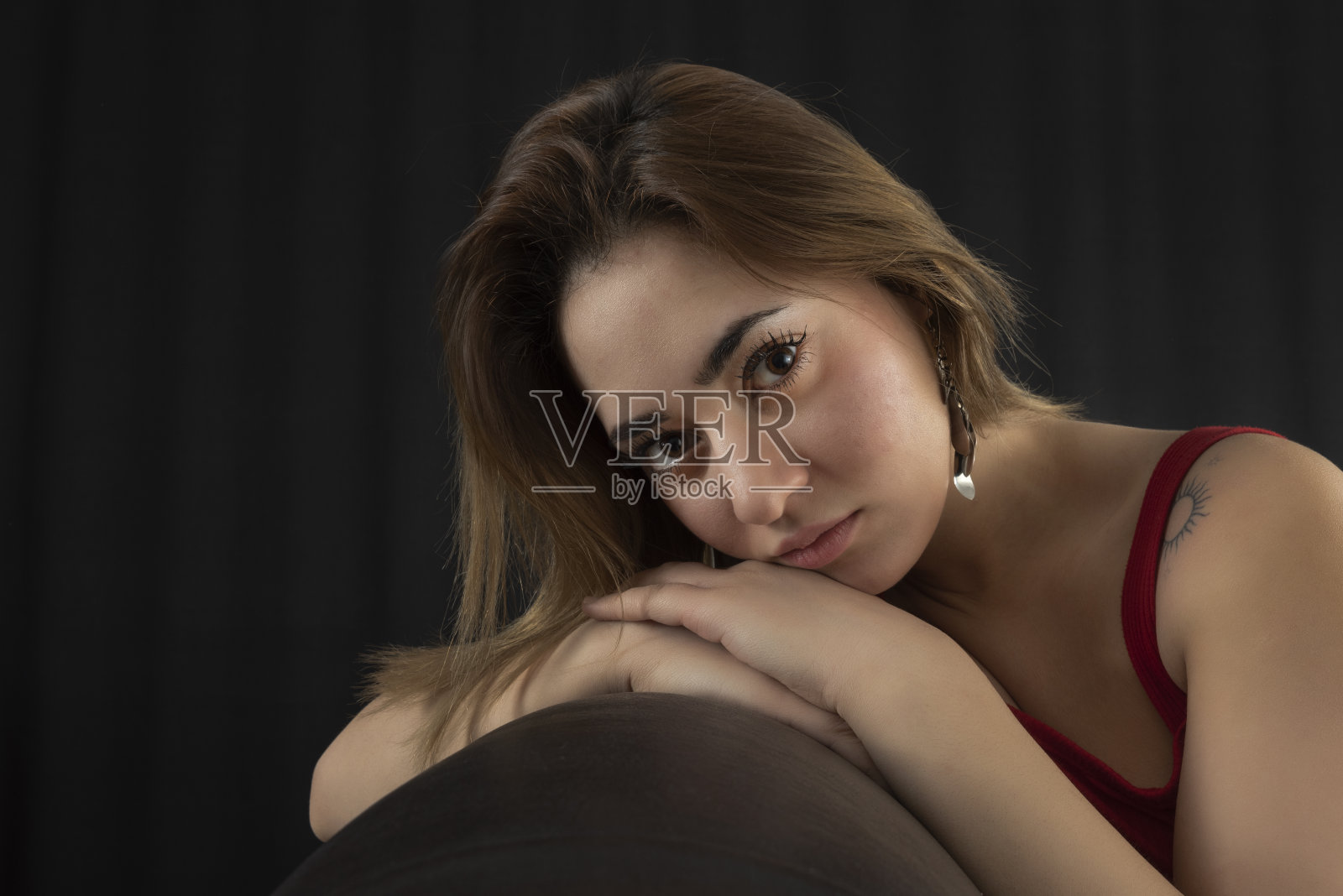 眼神忧郁的年轻女子肖像照片摄影图片