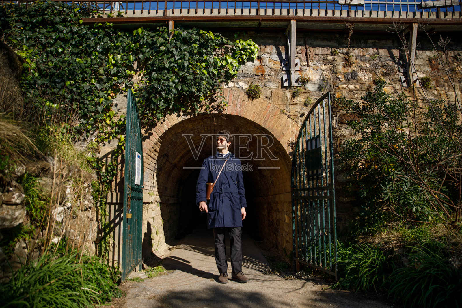 海边探险的人照片摄影图片