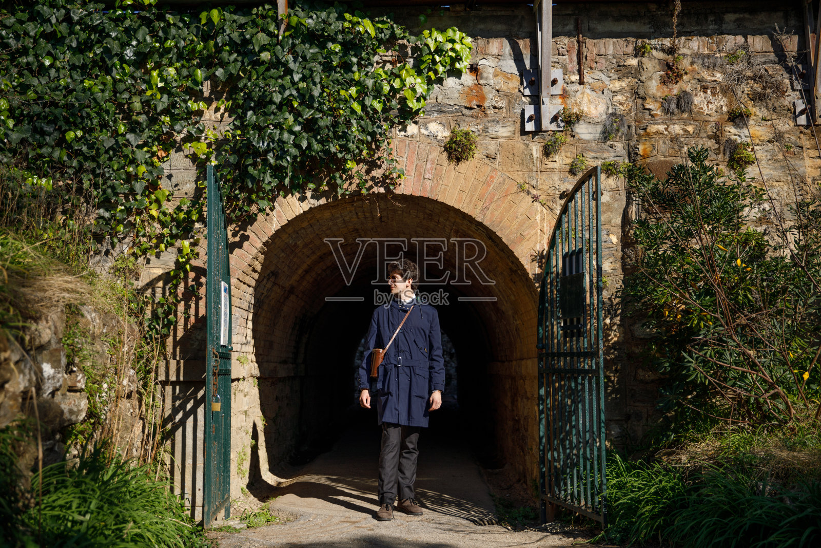 海边探险的人照片摄影图片