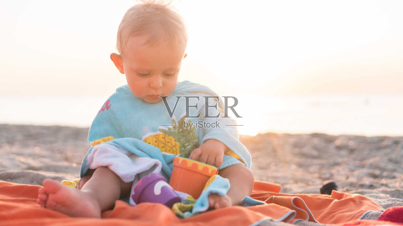 可爱的小男孩在热带海滩上玩海滩玩具照片摄影图片