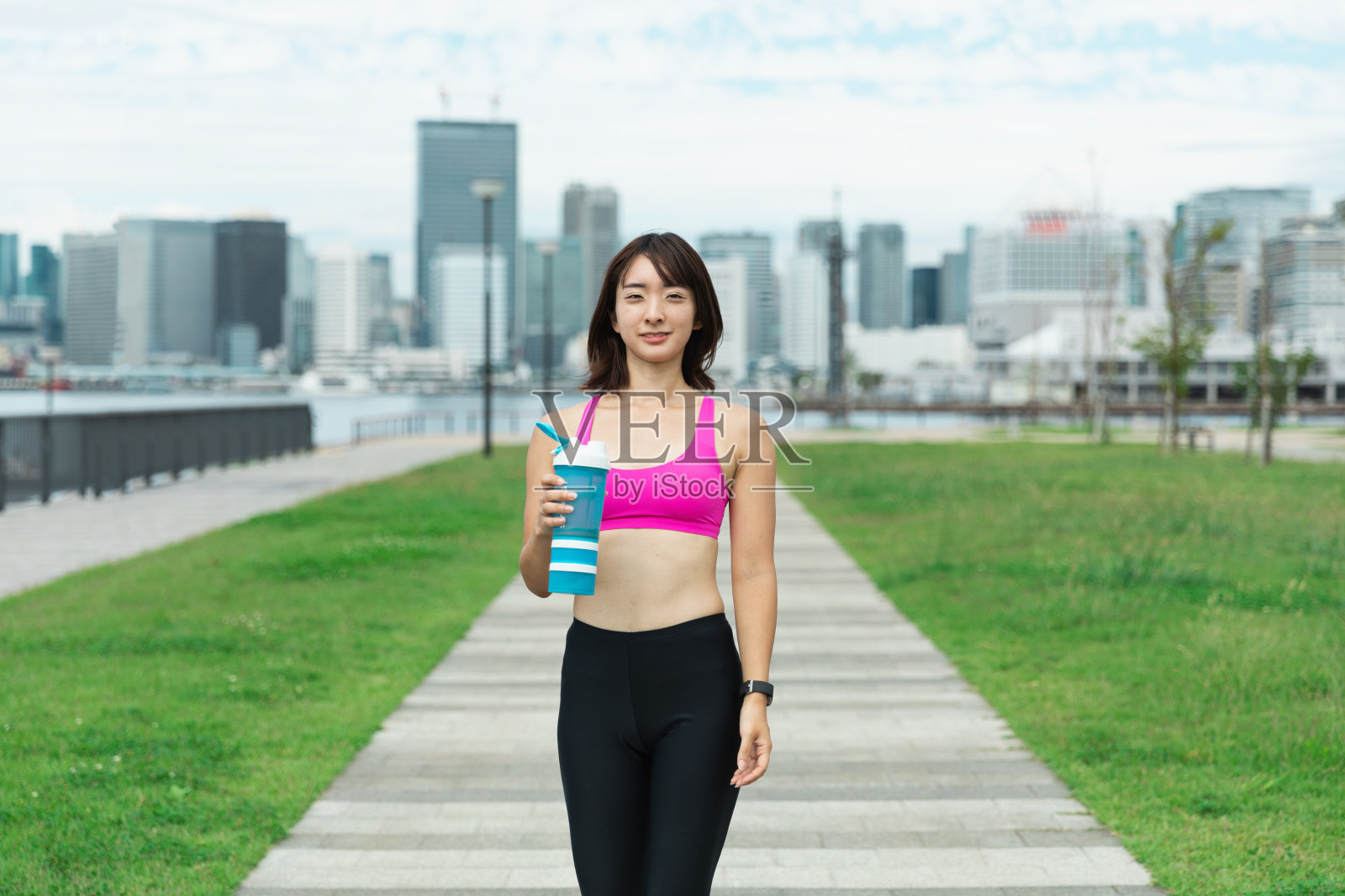 女人喝水照片摄影图片