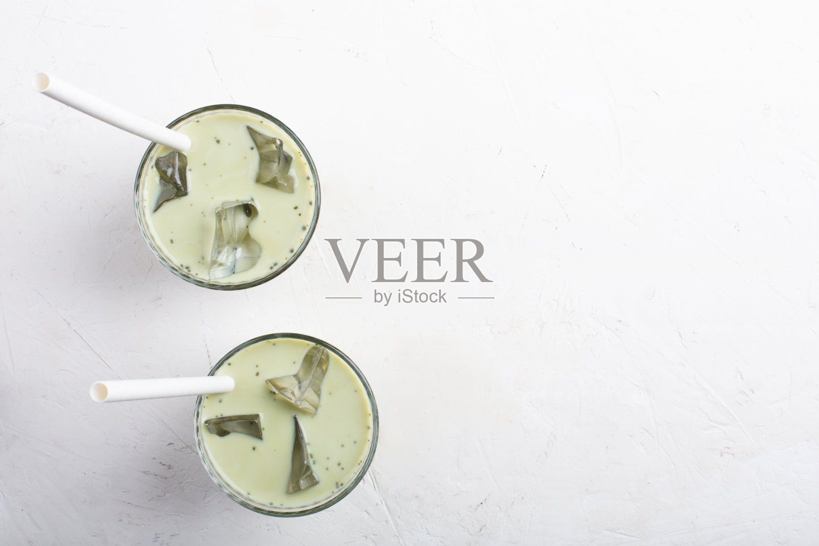 冰绿抹茶拿铁加杏仁奶照片摄影图片