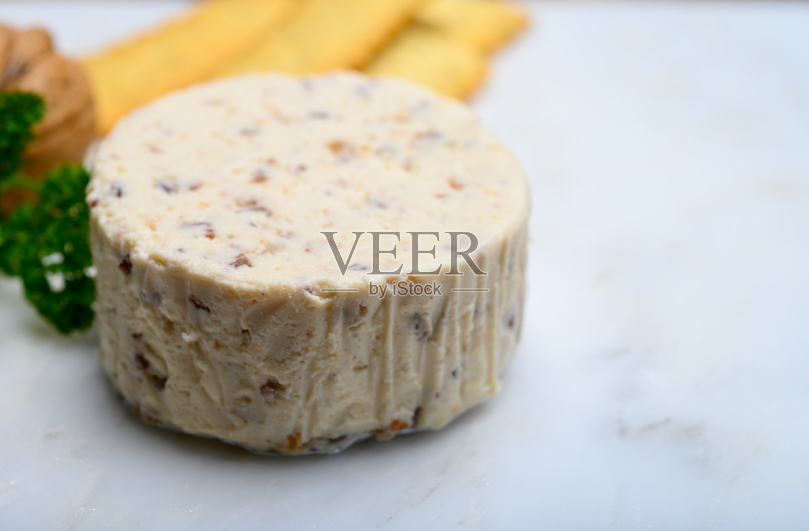 涂抹奶油奶酪和新鲜的无花果和核桃接近照片摄影图片