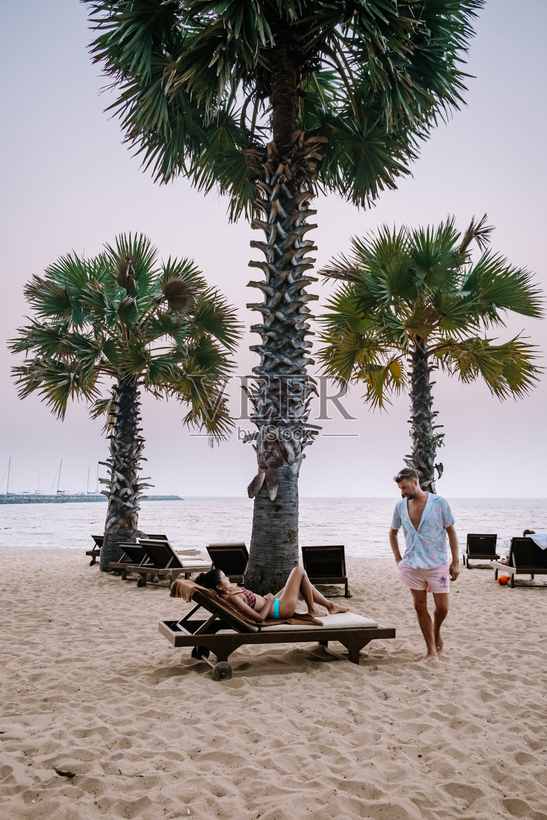 泰国芭堤雅中天海滩日出情侣照片摄影图片
