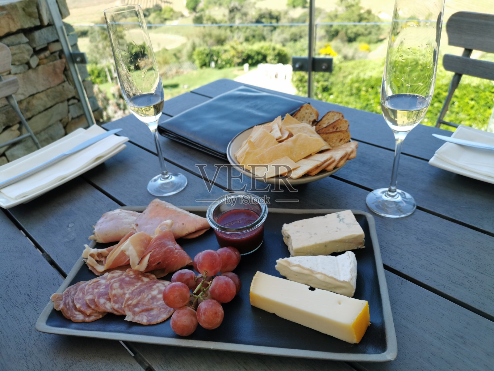 葡萄园里的葡萄酒和奶酪照片摄影图片