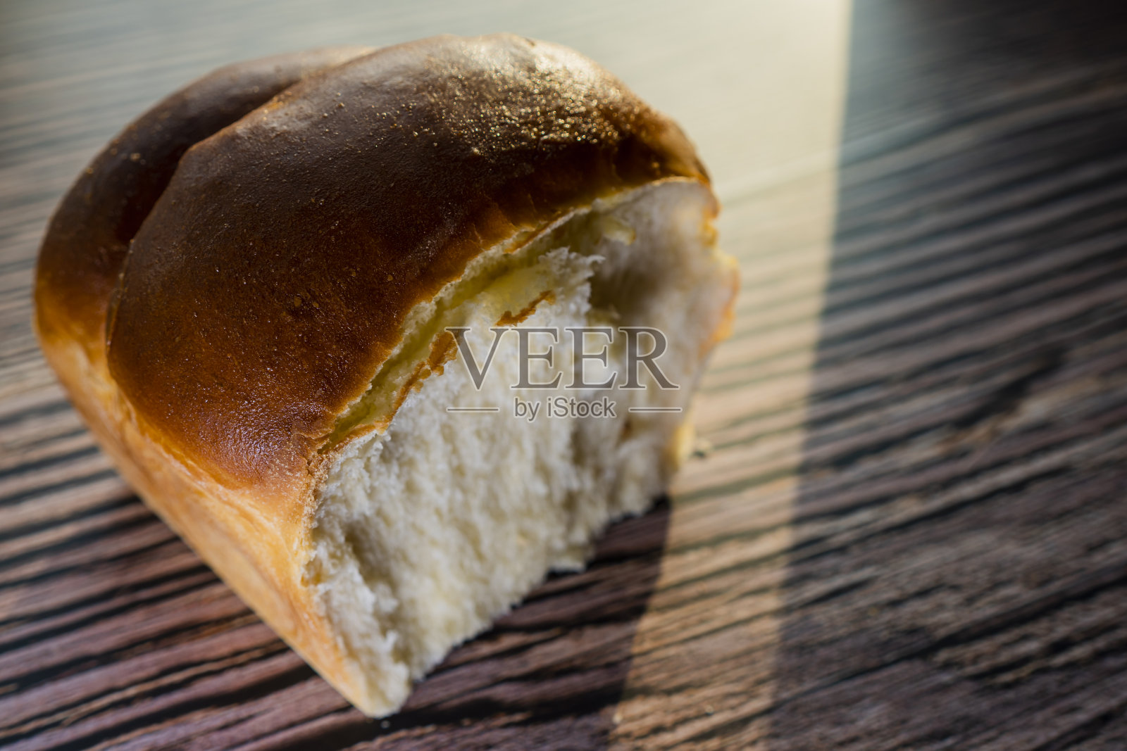 厨师用金刀切割放在木制砧板上的全麦面包照片摄影图片