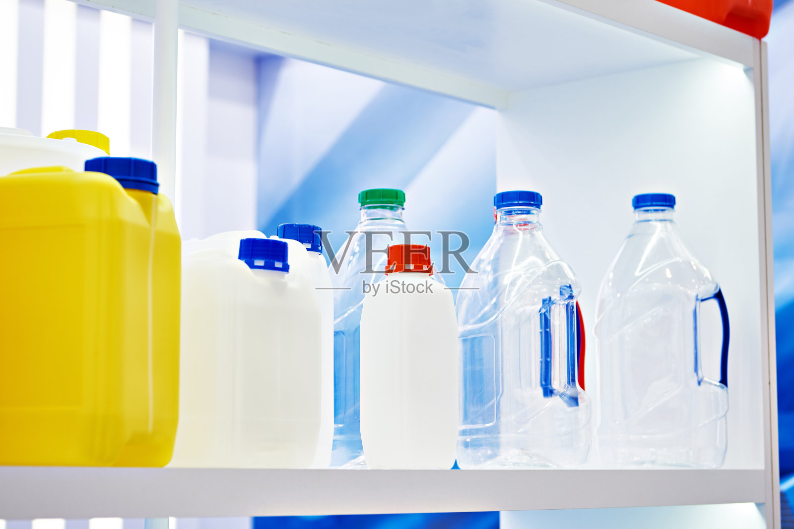 在商店展览的塑料罐照片摄影图片