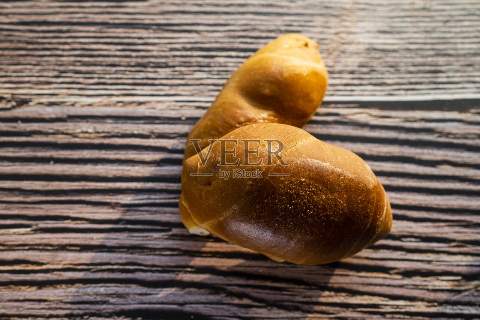 厨师用金刀切割放在木制砧板上的全麦面包照片摄影图片