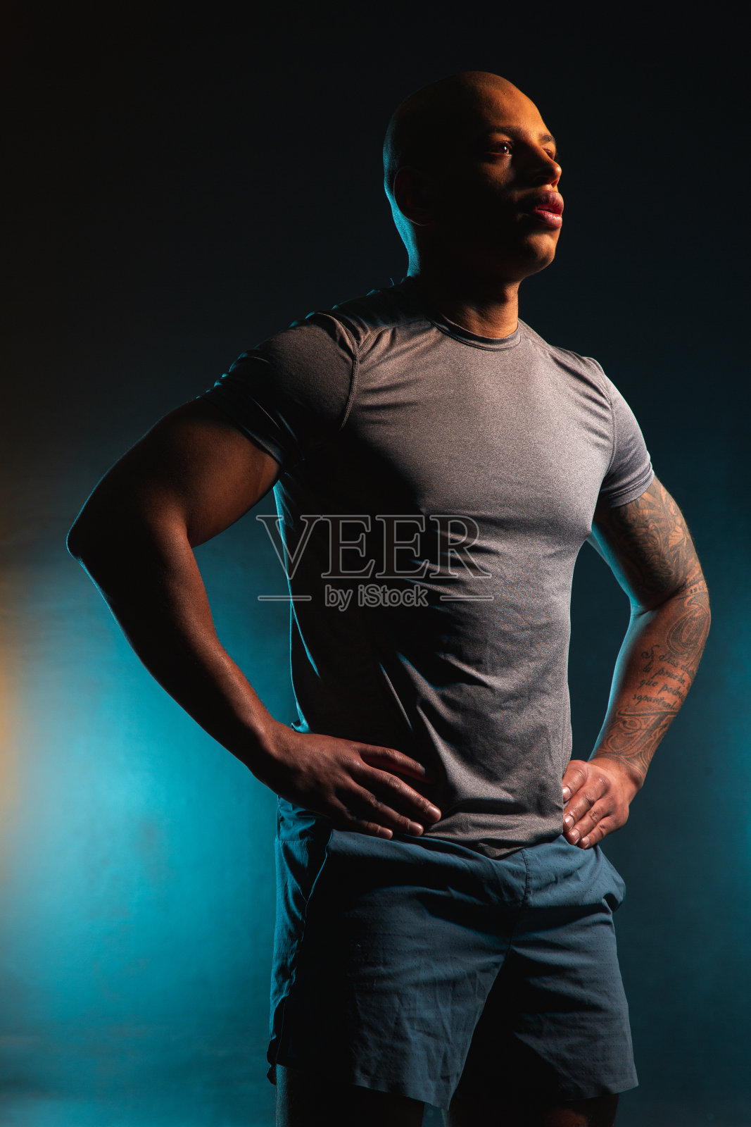 自信的运动教练站在单独库存照片照片摄影图片