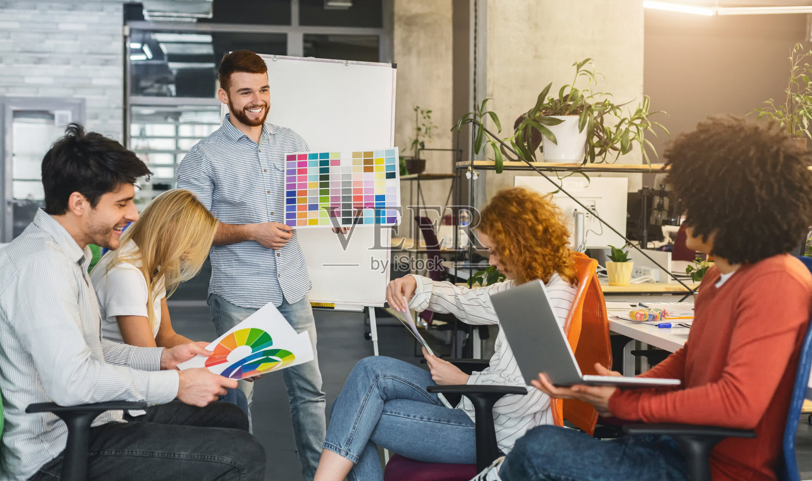 创意团队为新项目选择颜色设计照片摄影图片