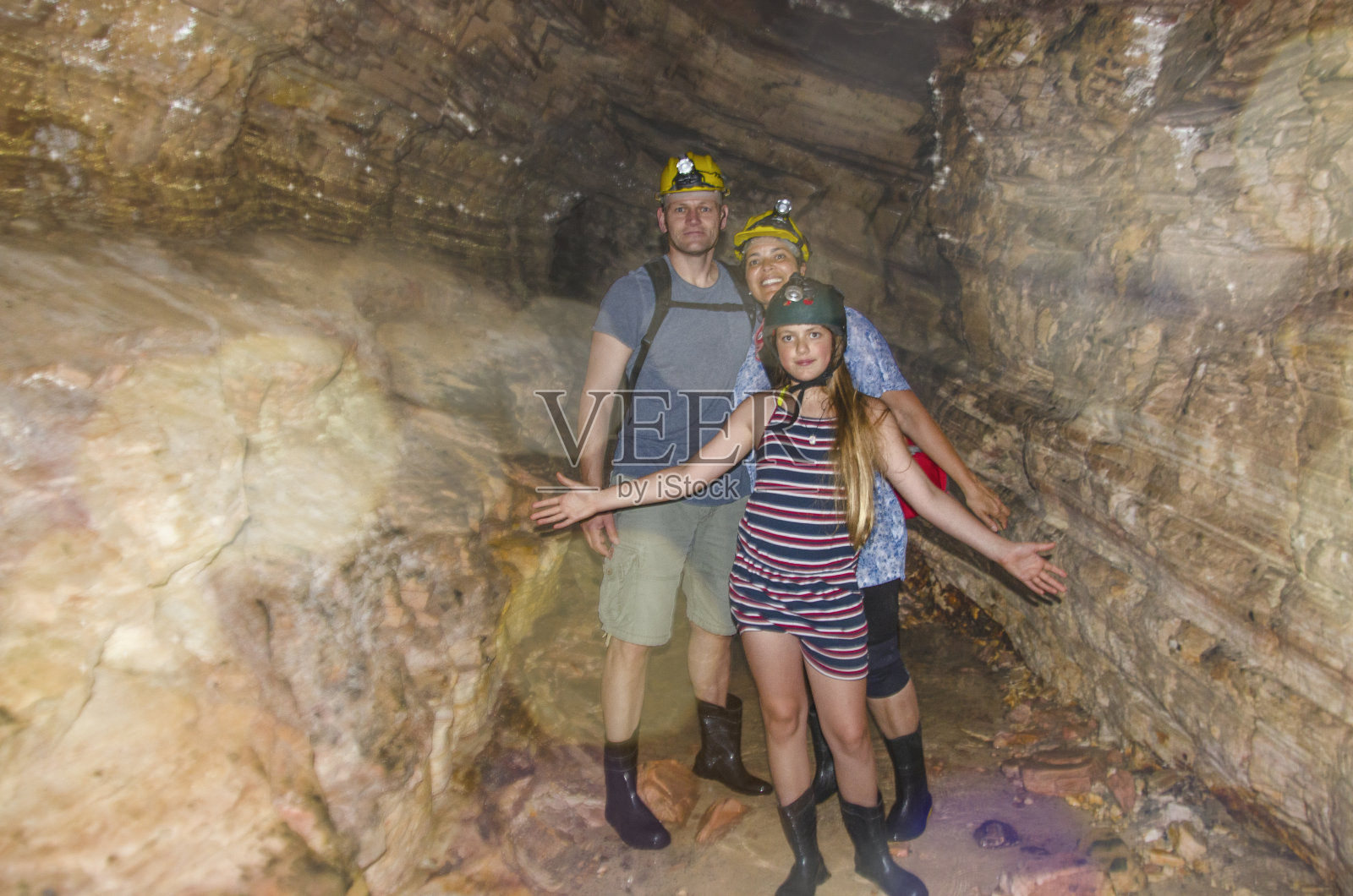 一家人探索索bradinho洞穴。照片摄影图片