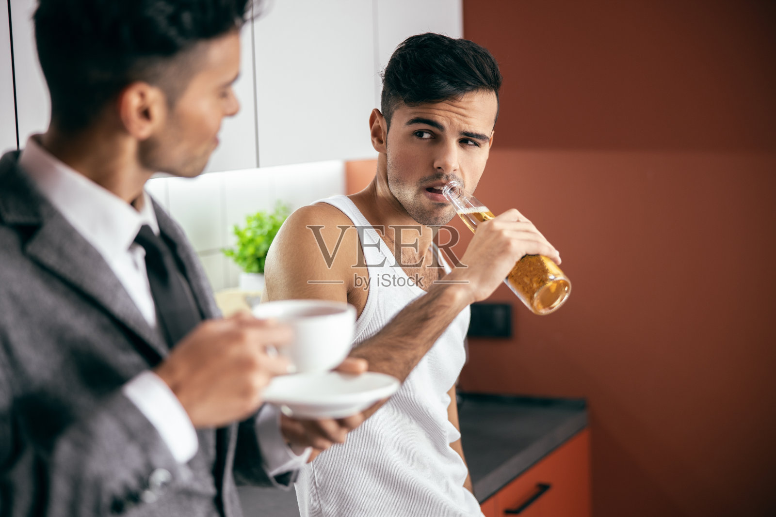 两个兄弟在厨房里看着对方照片摄影图片