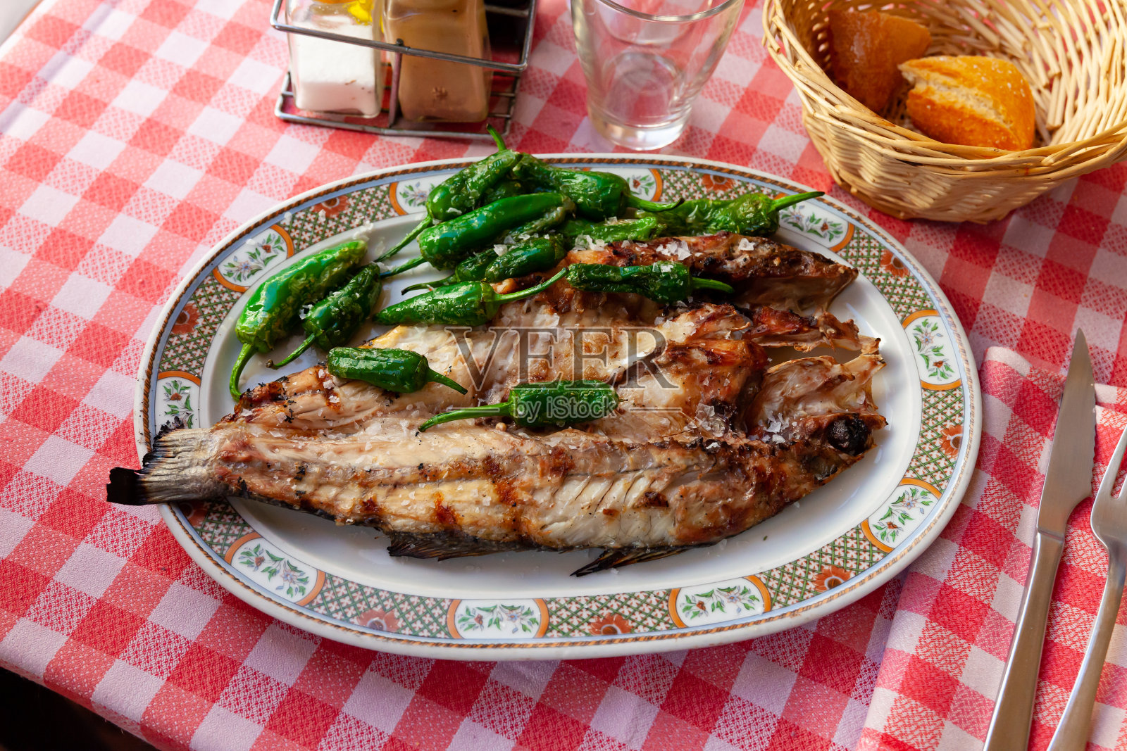 烤鲈鱼配帕德龙辣椒照片摄影图片