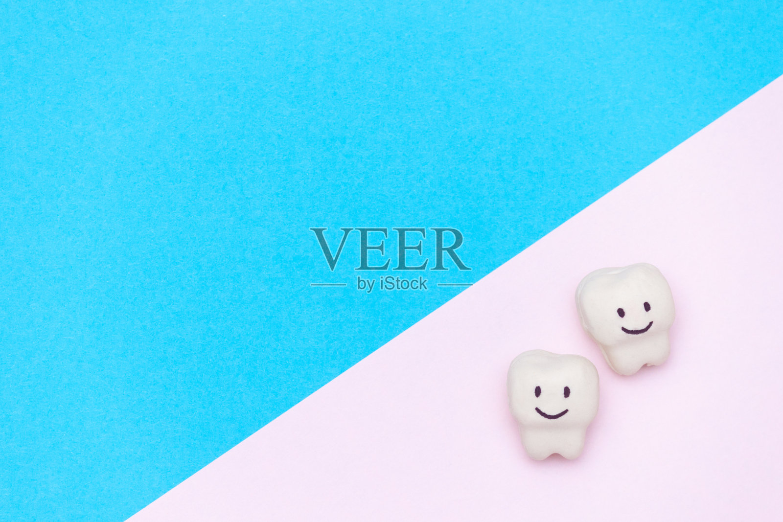 白色微笑的牙齿，文字空间上的颜色背景。健康牙齿概念。照片摄影图片