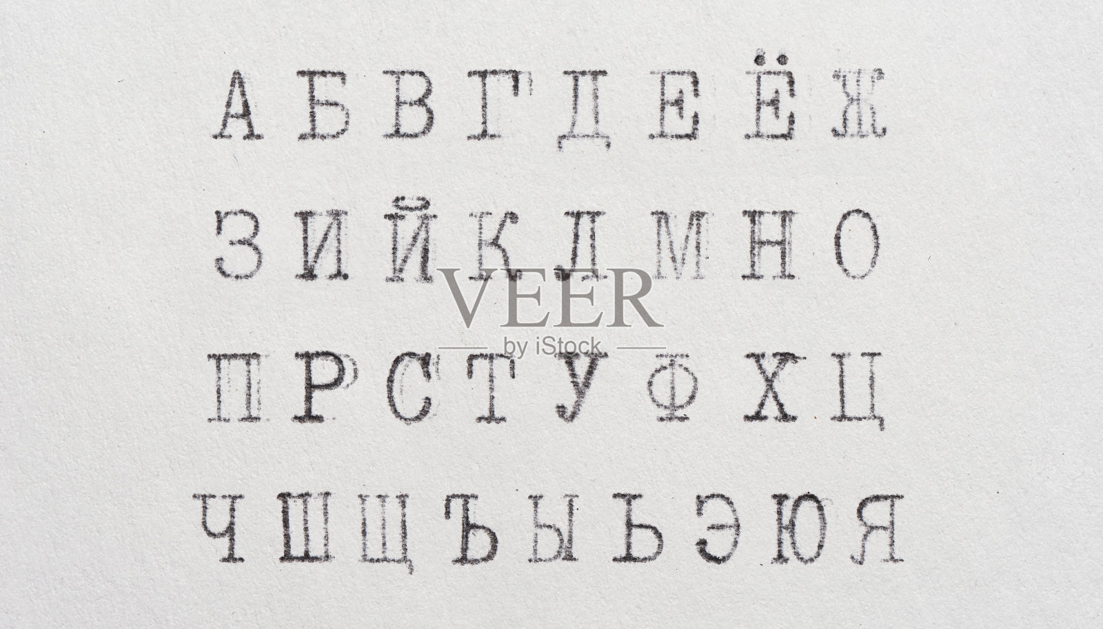 老式打字机上的俄语字母照片摄影图片