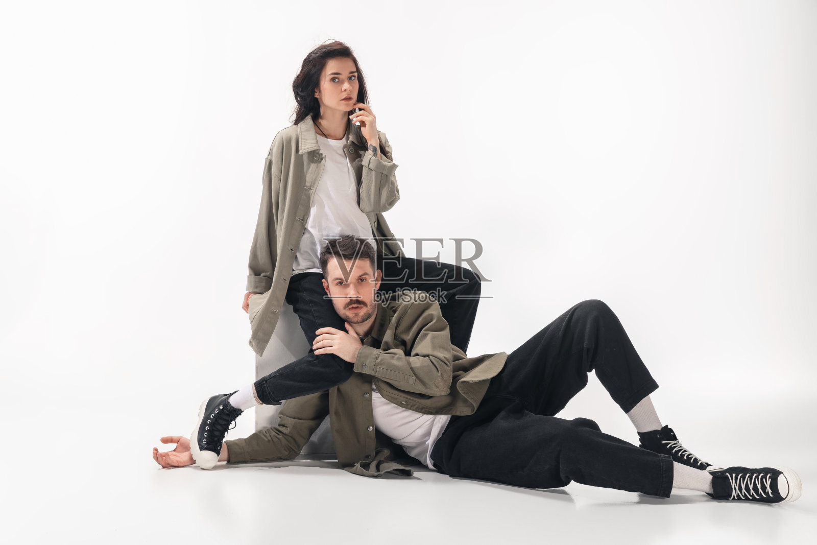 在白色演播室背景下隔离的时尚情侣照片摄影图片