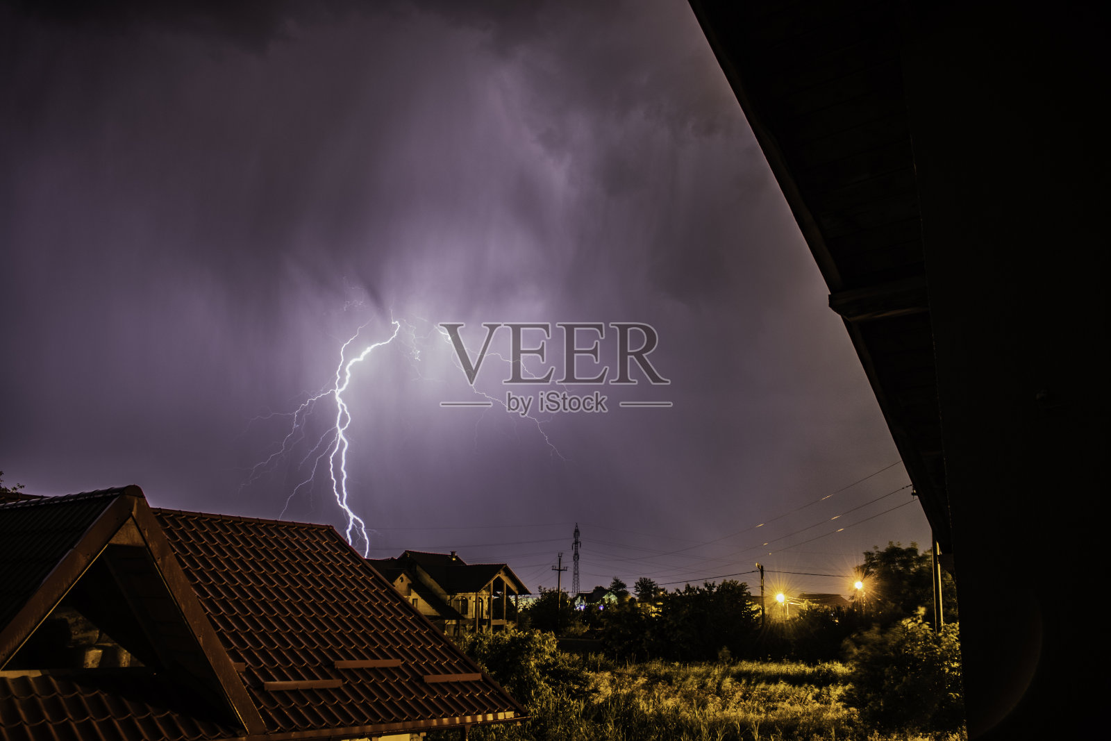 居民区上空有雷暴照片摄影图片