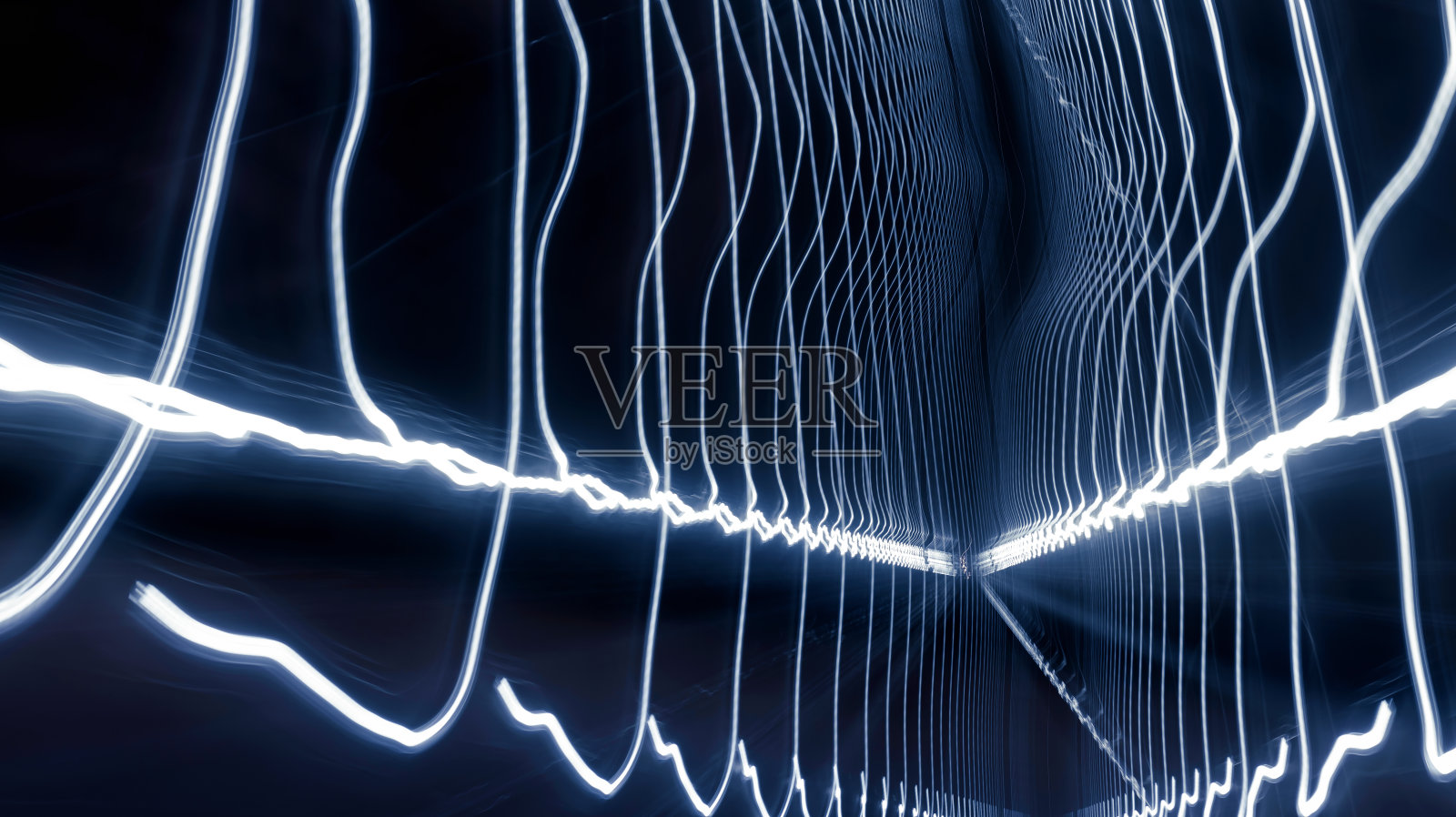 地铁隧道中的光迹图案，长时间曝光运动。用于抽象背景的动态光线。快速运动与视觉光波效果。照片摄影图片