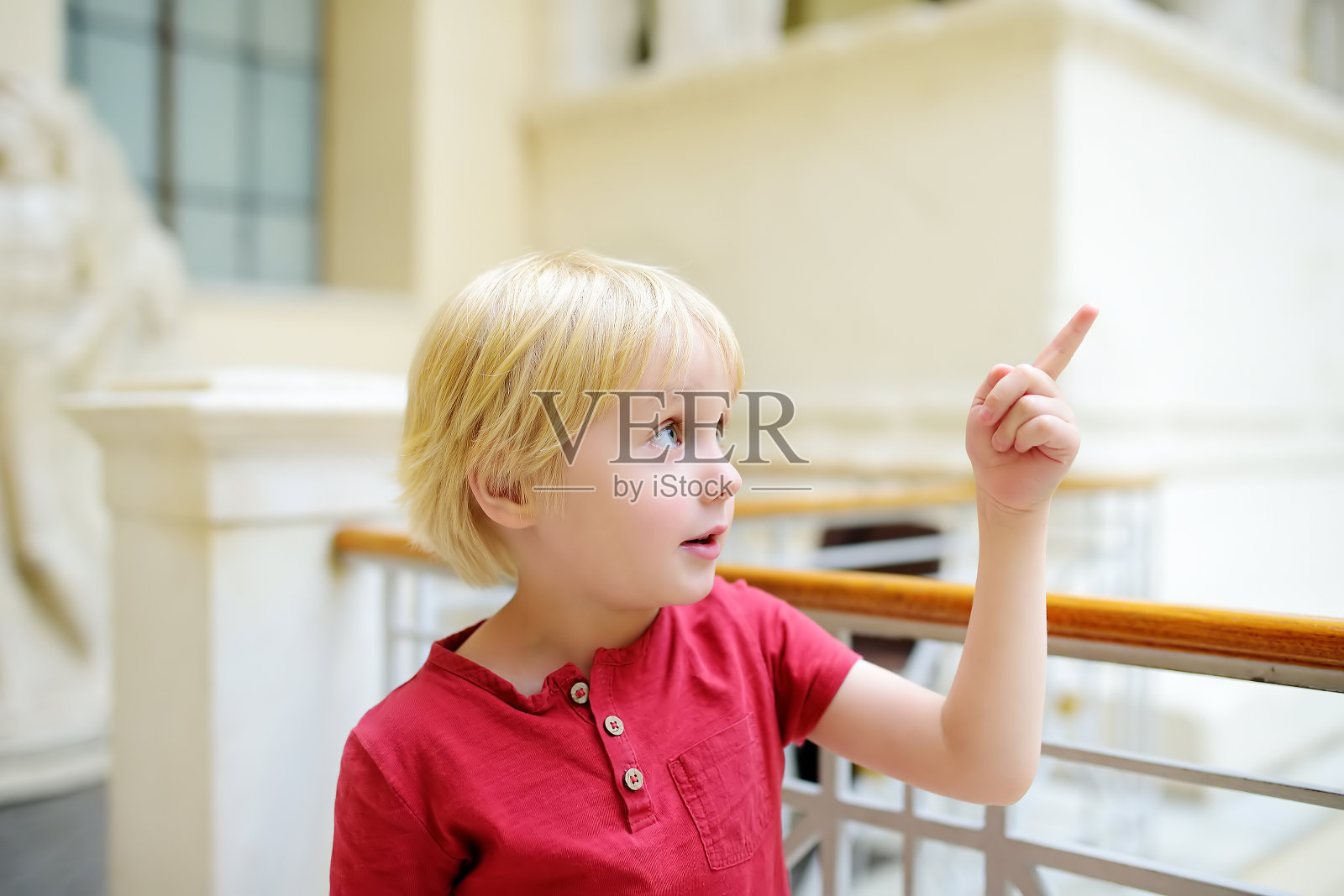 小男孩在参观展览照片摄影图片