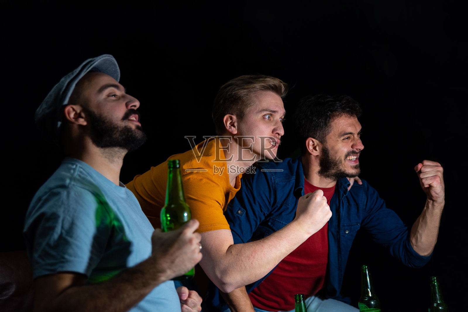 朋友们在家观看体育比赛，欢呼雀跃照片摄影图片