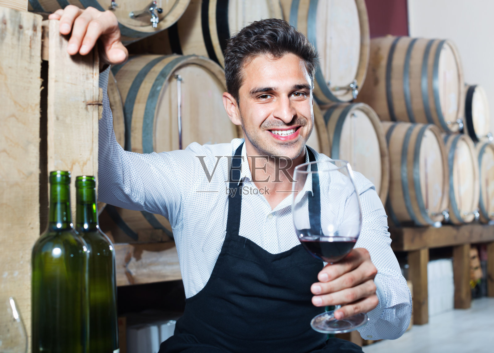 男子在酒区品尝葡萄酒照片摄影图片