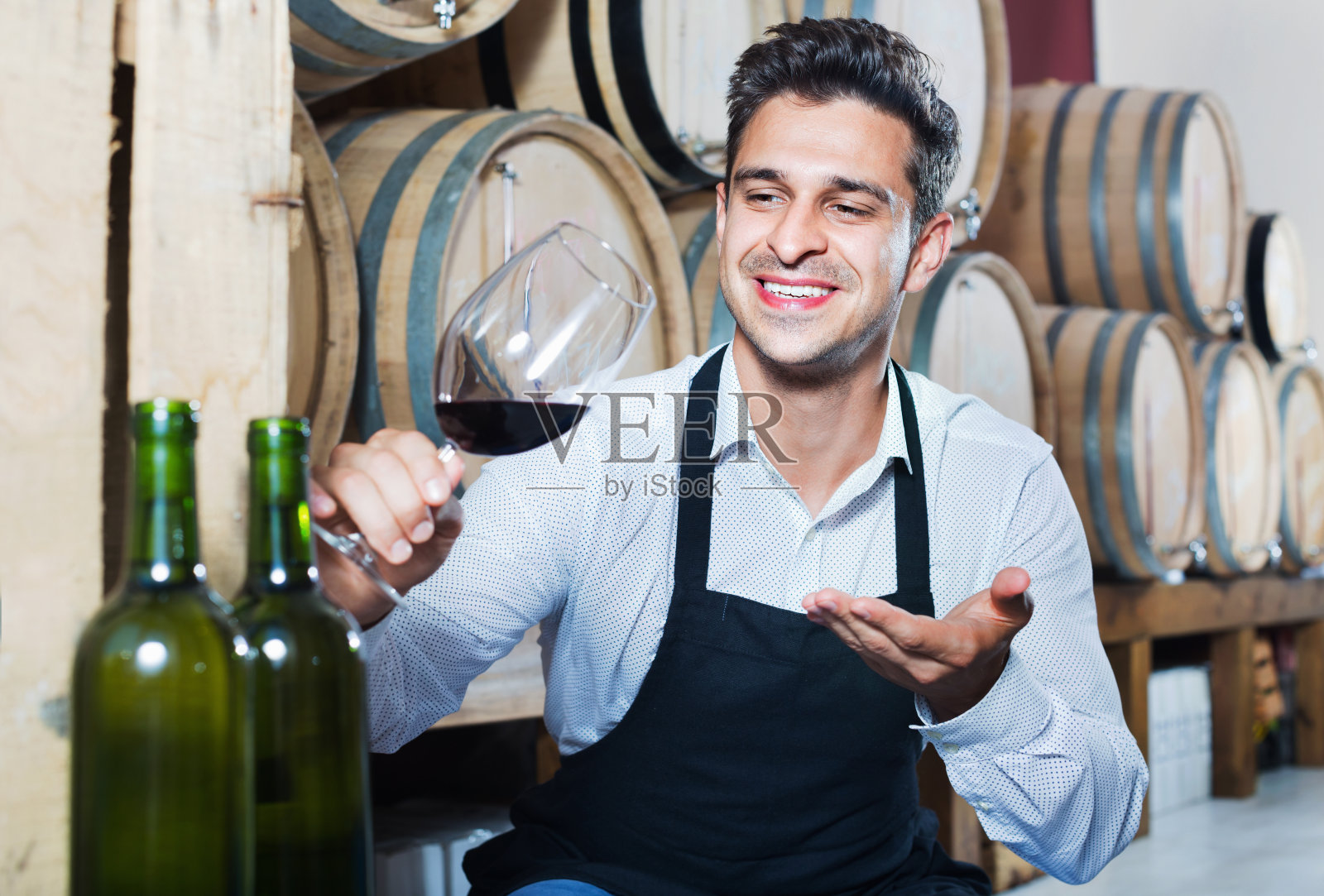 男子在酒区品尝葡萄酒照片摄影图片