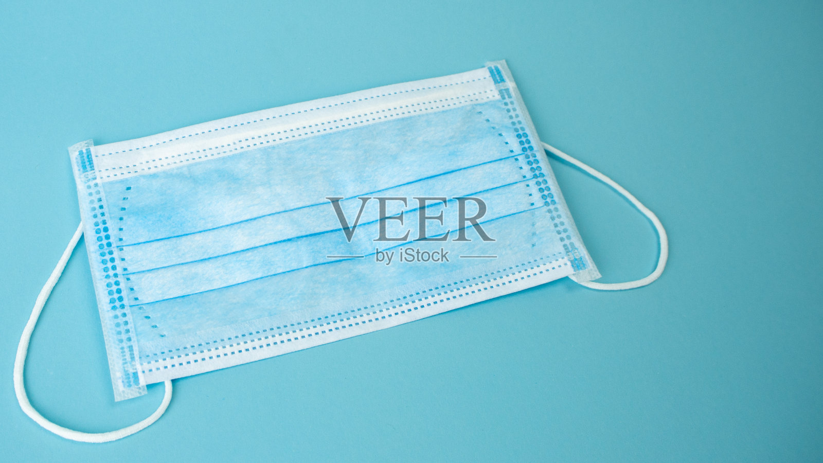 3层外科口罩在柔和的蓝色背景照片摄影图片