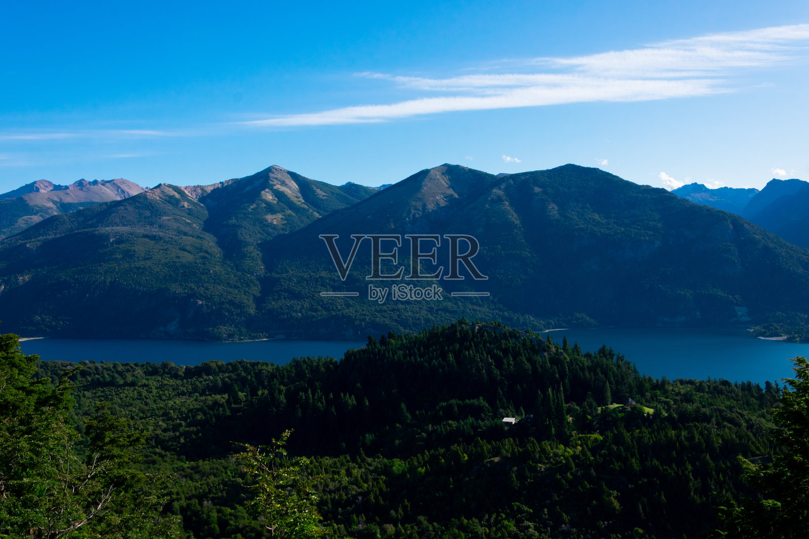 从坎帕纳里奥山 viewpoint 拍摄的莫雷诺湖和群山景色照片摄影图片