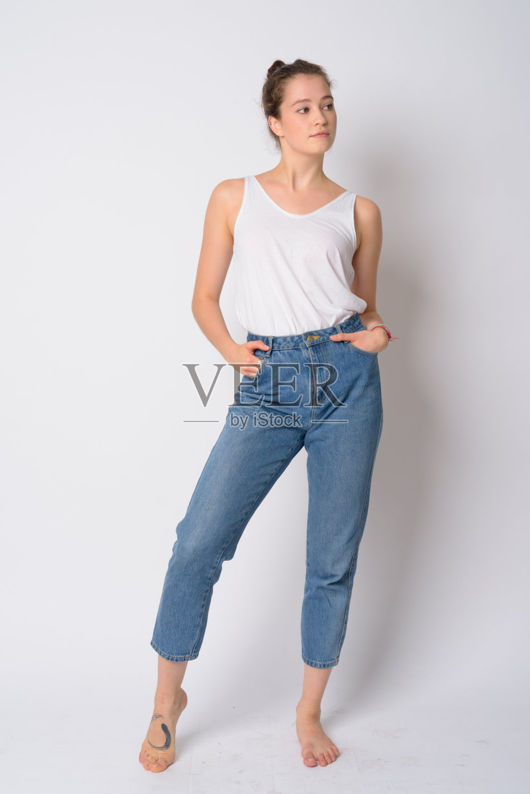 年轻美丽的女人站着思考的全身照片照片摄影图片