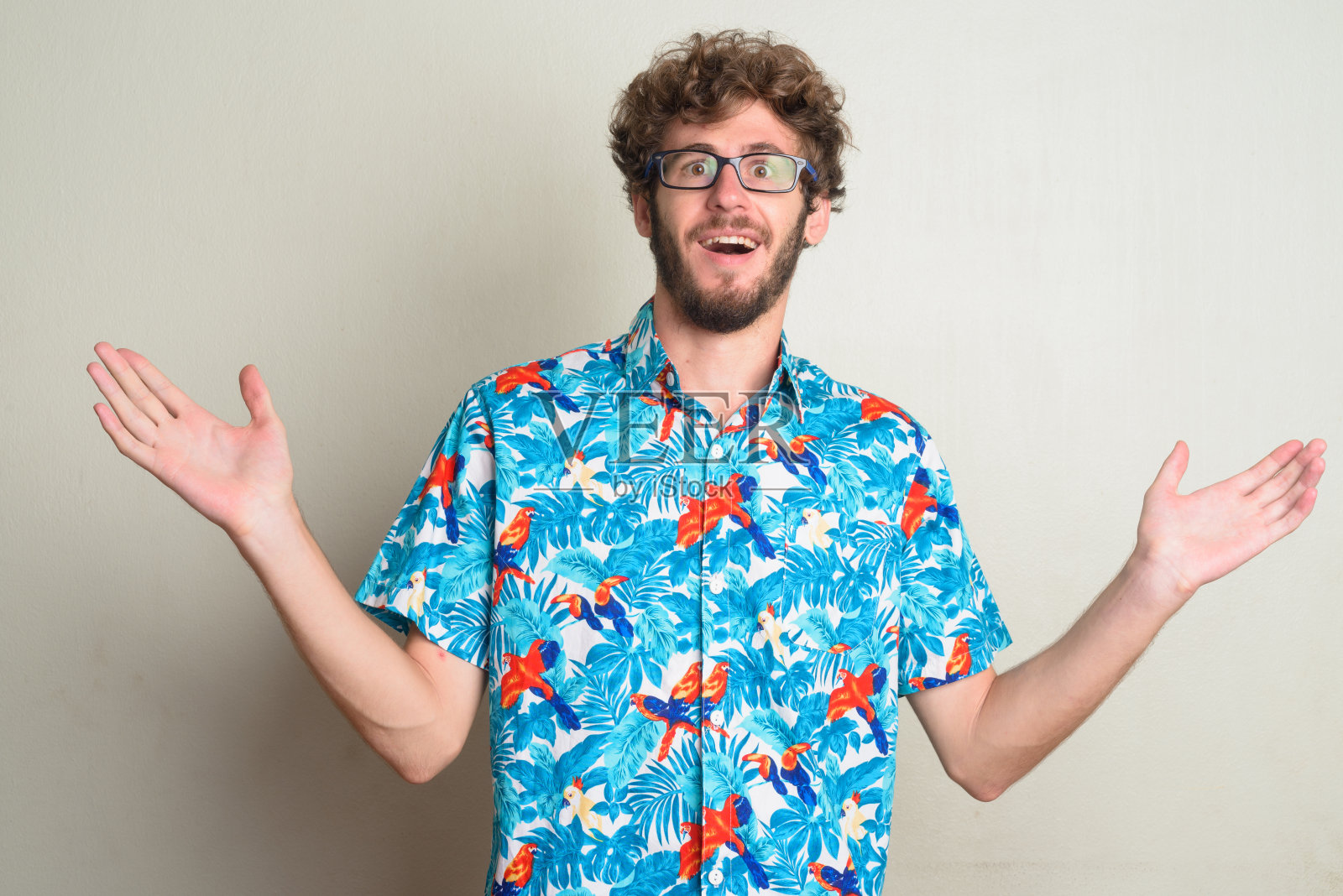 快乐年轻的留着卷发的游客看起来很惊讶照片摄影图片