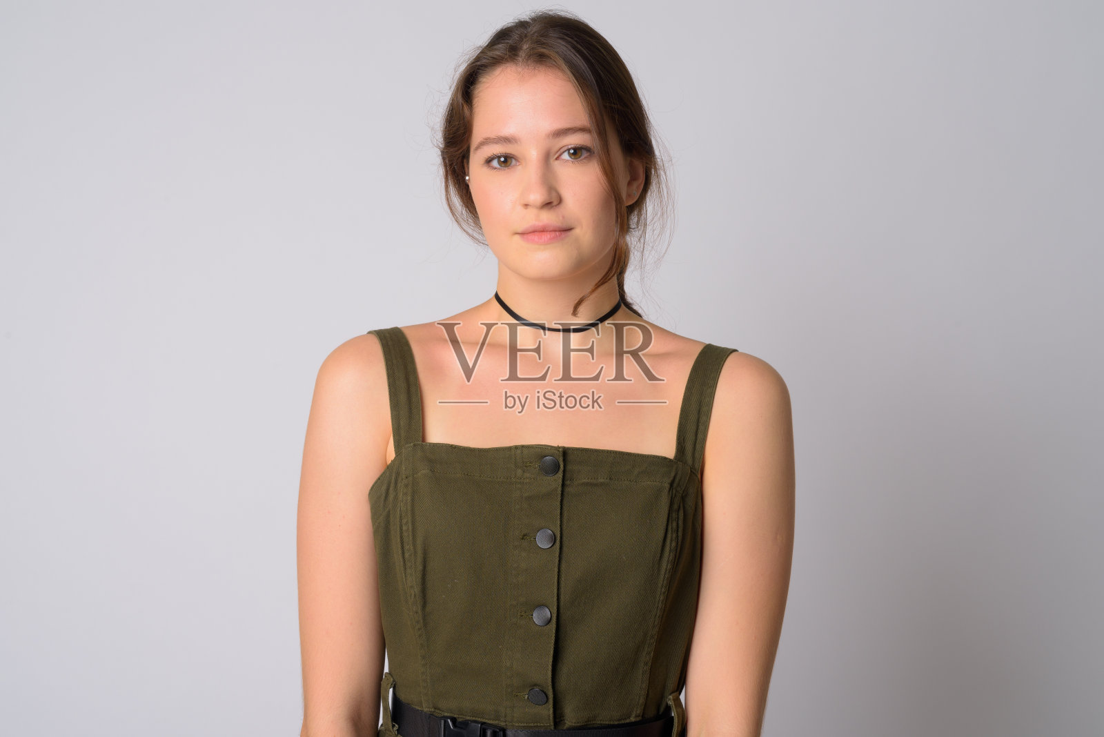 年轻美丽的女人穿着绿色的衣服照片摄影图片