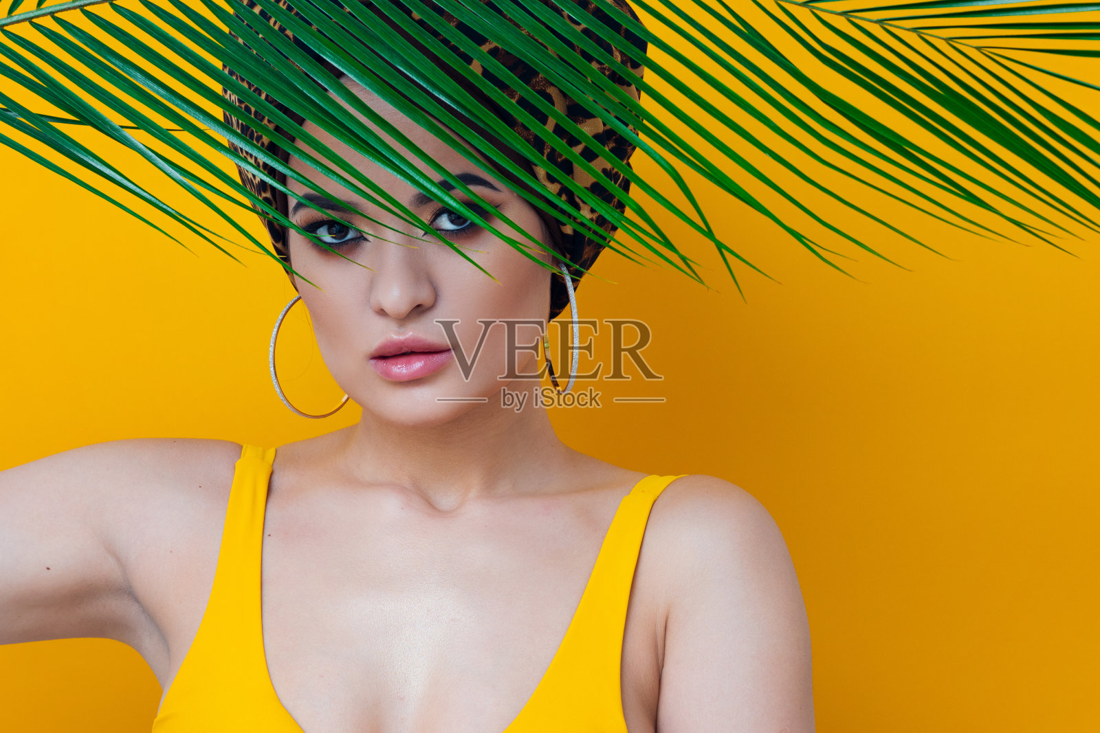 夏天的大海和炎热的天气，海滩的趋势。一个年轻美丽的多民族女子照片摄影图片