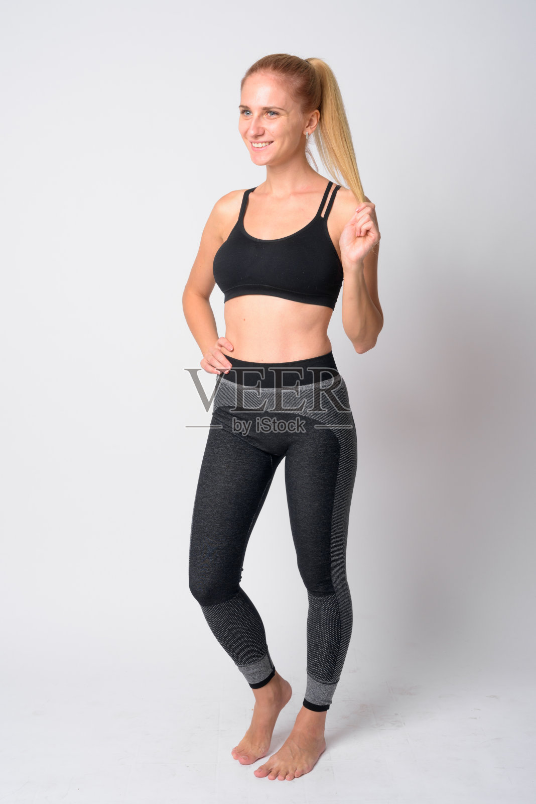 全身的快乐年轻的金发女人准备好去健身房了照片摄影图片