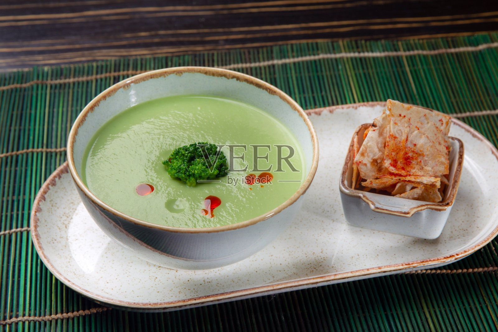 格鲁吉亚餐厅的西兰花奶油汤和薄脆饼照片摄影图片