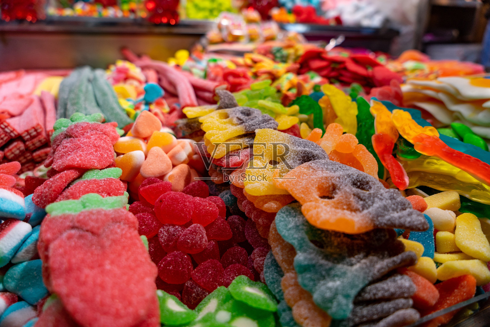 市场上五颜六色的糖果和果冻。近距离照片摄影图片