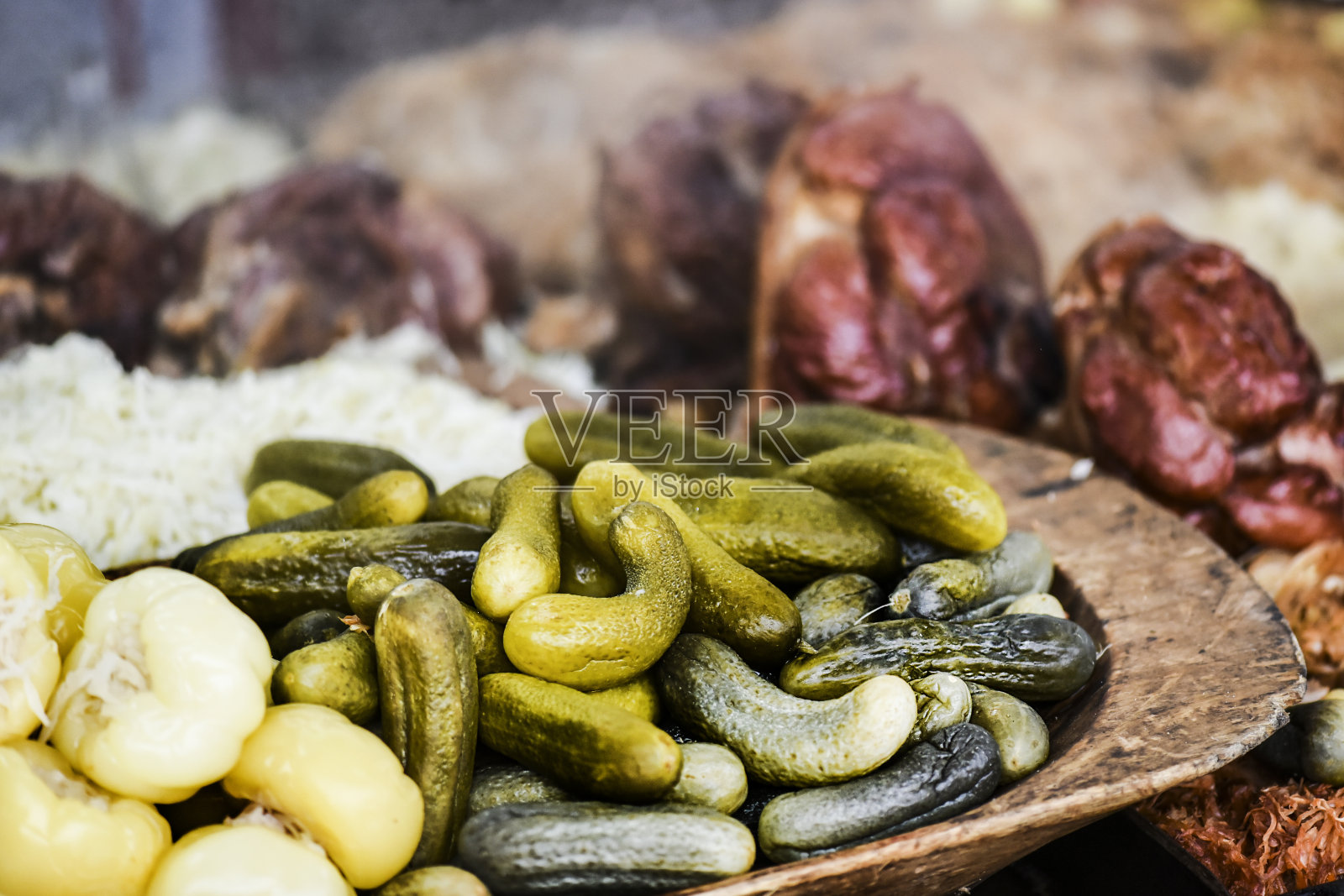 新鲜的黄瓜收获在木盘子。照片摄影图片