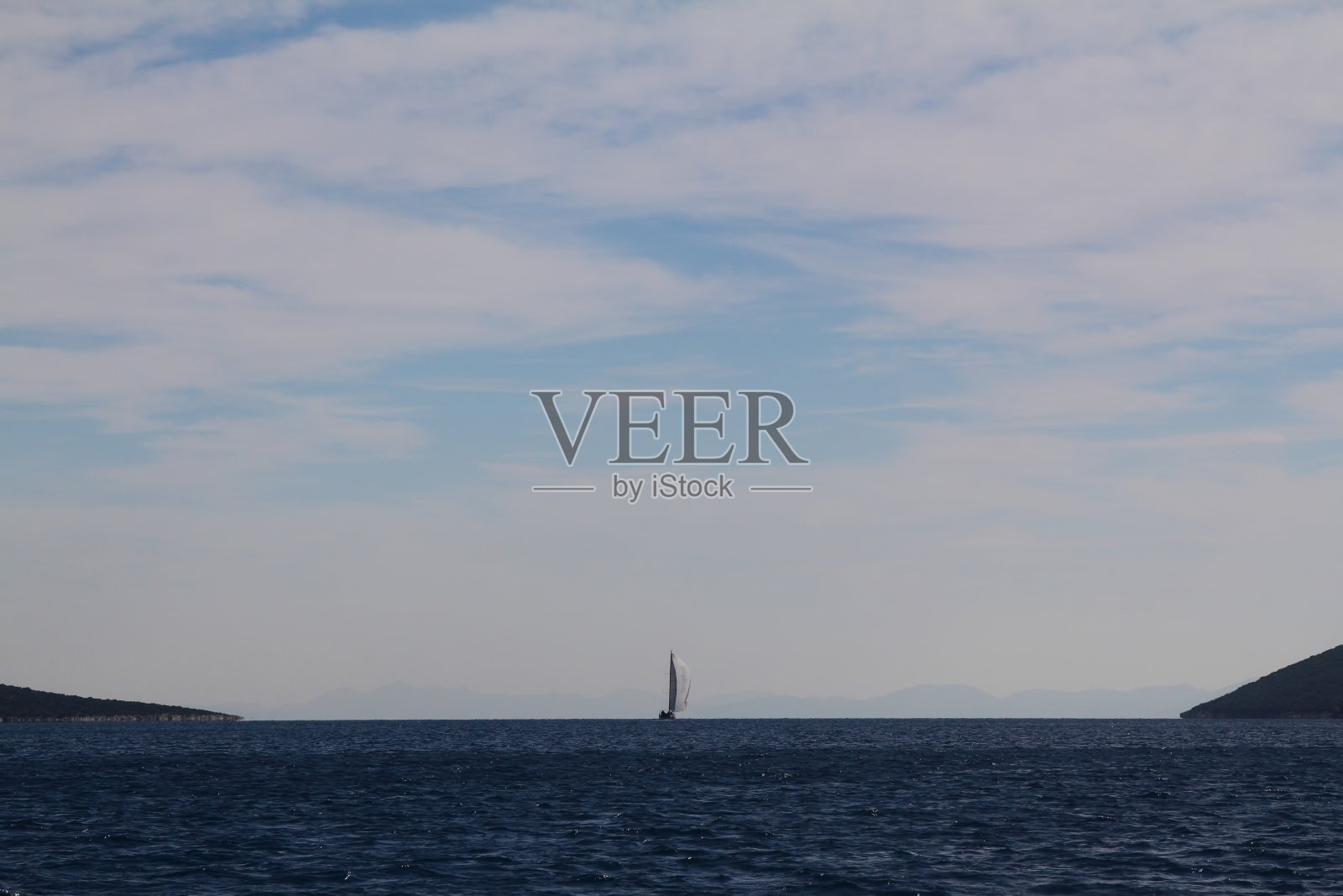 帆船比赛的白帆游艇在公海上进行照片摄影图片