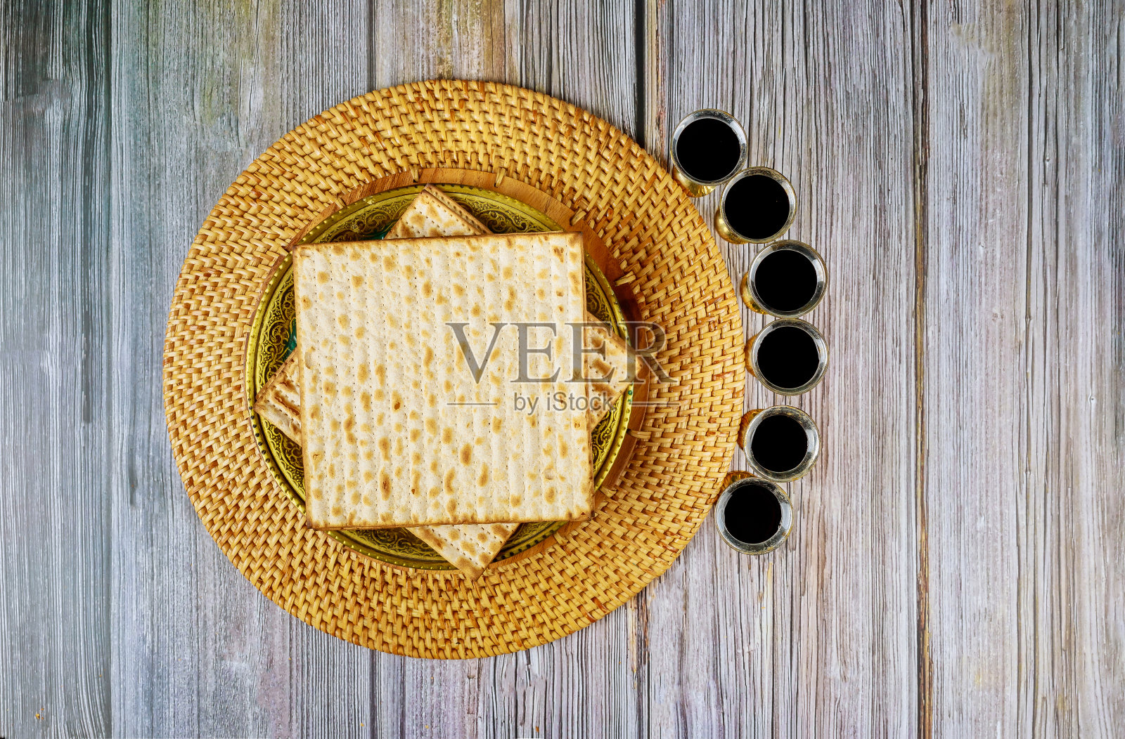 逾越节哈加达节和逾越节麦佐犹太节日六杯葡萄酒照片摄影图片