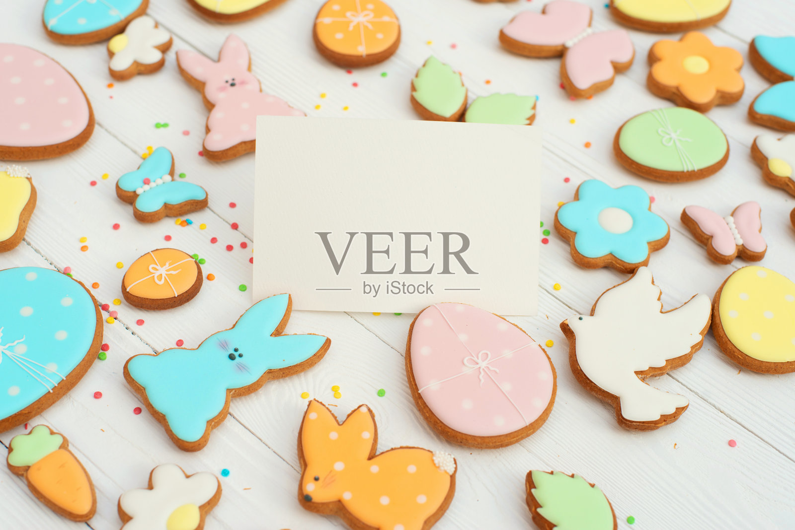 带有姜饼曲奇的复活节卡片。复活节卡片模板。蛋形饼干和复活节兔子。照片摄影图片