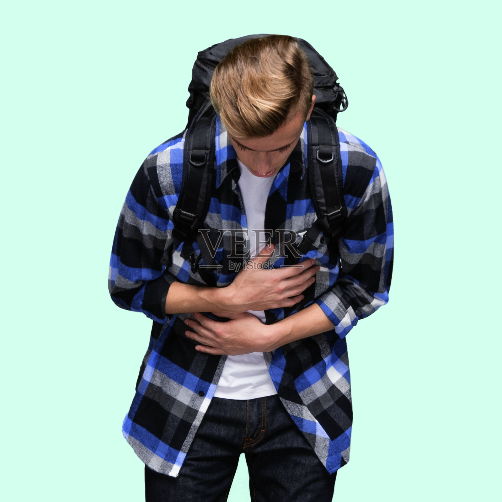 穿着牛仔裤站立的白人男子照片摄影图片