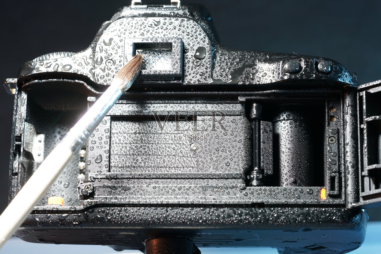 带有数码相机、镜子和带水清洁功能的外壳照片摄影图片