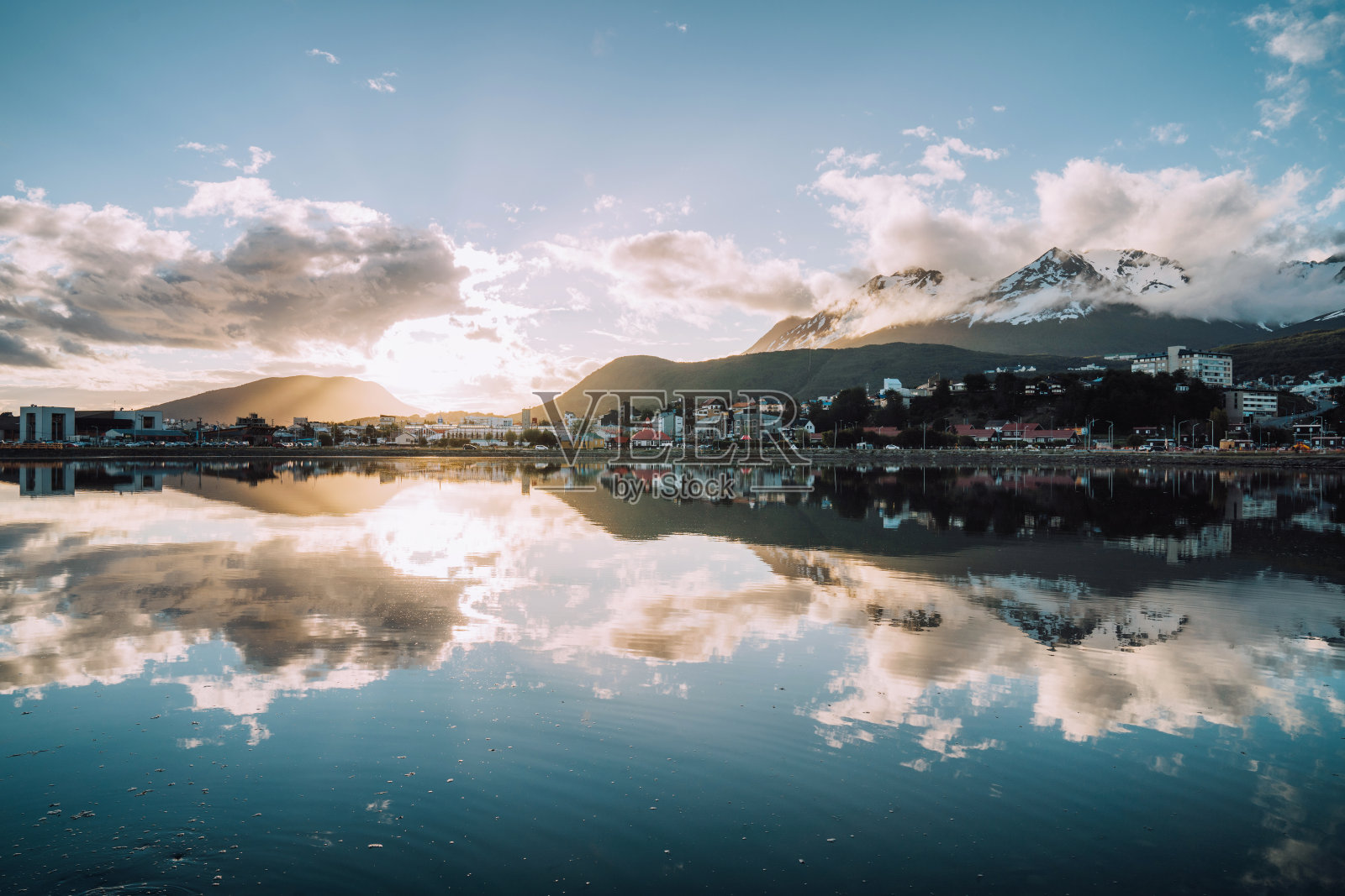 巴塔哥尼亚乌斯怀亚的巴伊亚恩塞拉达。日落与许多云和反射在海湾。照片摄影图片