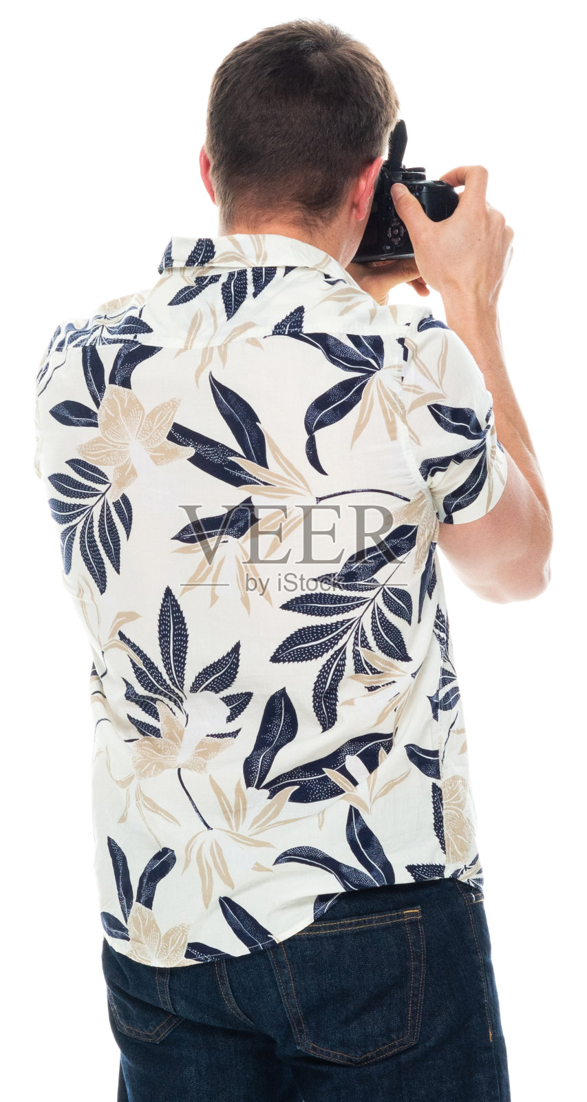 年轻白人游客穿着衬衫，手持相机站在白色背景前照片摄影图片