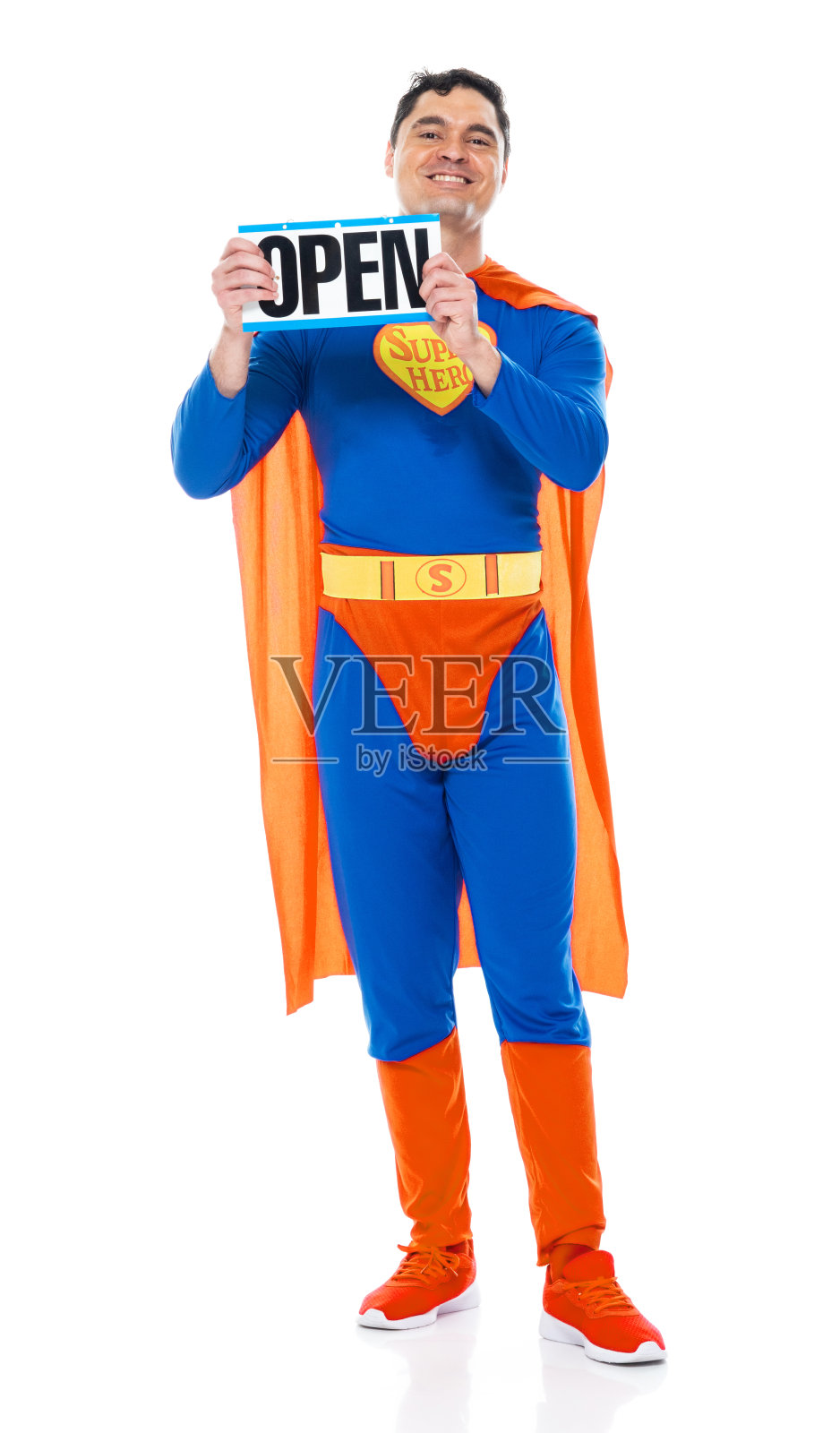 站在白色背景前，戴着眼罩，手持开放标牌的白人男性创业者照片摄影图片