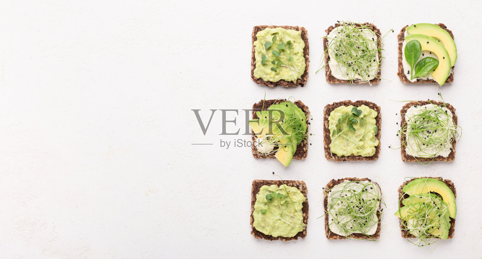 有机蛋白质来源：豆腐和鳄梨三明治照片摄影图片