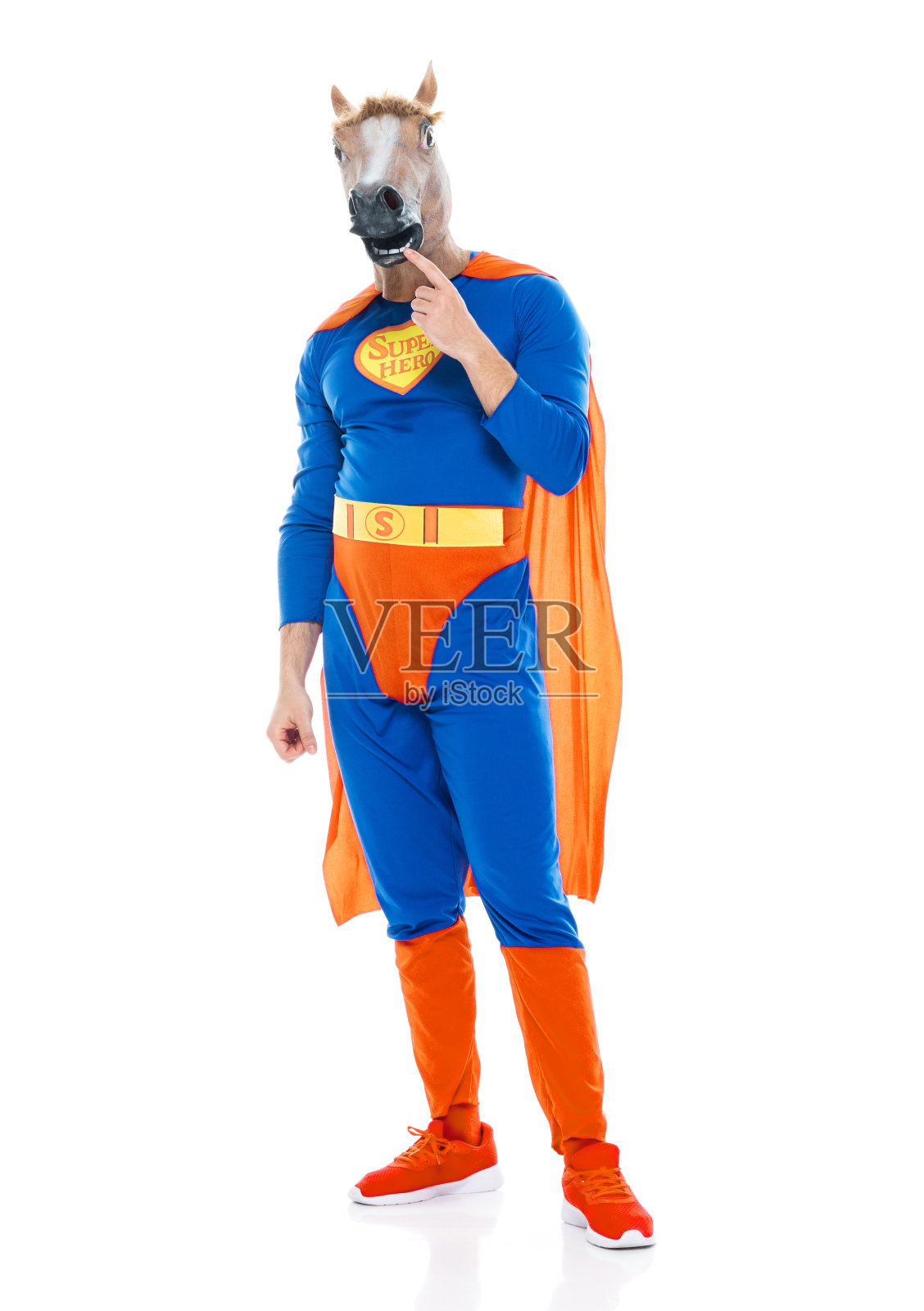 站在白色背景前，身穿马戏服的年轻白人男子照片摄影图片