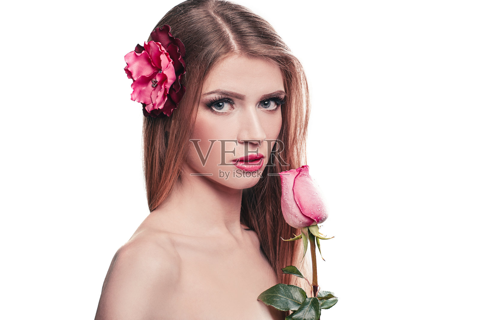 一个拿着玫瑰花的年轻漂亮女人的肖像照片摄影图片